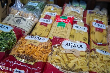 Paquetes de fideos Aitala. Los fetuccini verdes y los vermicelli son los más vendidos.