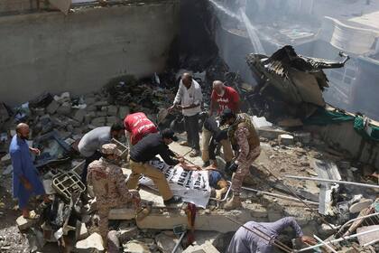 Paquistán: cayó un avión con 107 personas a bordo en una zona residencial cerca del aeropuerto de Karachi