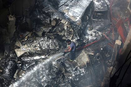 El avión, procedente de Lahore, sufrió un problema técnico y se estrelló, provocando la muerte de 97 de sus 99 pasajeros