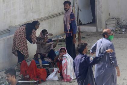 Paquistán: cayó un avión con 107 personas a bordo en una zona residencial cerca del aeropuerto de Karachi