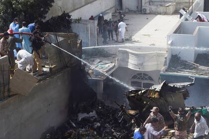 Los bomberos controlan el incendio que se produjo al estrellarse el avión