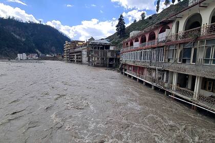 Varios hoteles dañados están rodeados por inundaciones en Kalam