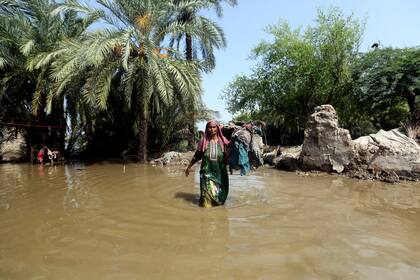 El agua dificulta los esfuerzos de ayuda bajo la supervisión del ejército paquistaní.
Las inundaciones llegan en el peor momento para Paquistán, cuya economía enfrenta una grave crisis.