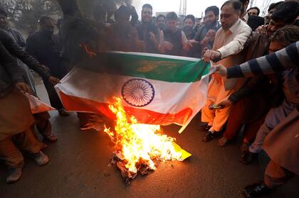 Paquistaníes queman una bandera india