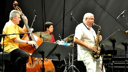 Paquito D''Rivera de blanco, al frente del Trío Corrente