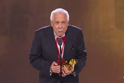 Paquito D'Rivera, siempre polémico, con su premio Latin Grammy 2023 en mano