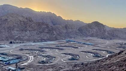 Para 2024, la planicie de El-Raha cambiaba debido a las numerosas construcciones en marcha.