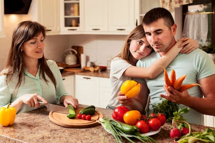Para abril de 2025, una familia de cuatro personas puede recibir hasta $975 mensuales para la compra de alimentos.