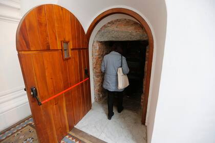 Para acceder a las matroneras se debe ingresar por unas escalinatas ubicadas en el interior de las columnas del frente