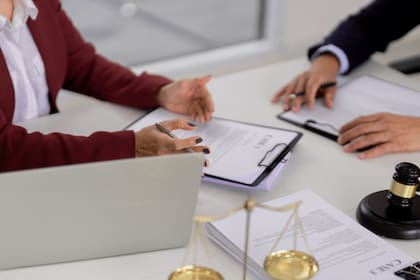 Para acceder a los servicios, los residentes deben vivir en cualquiera de los cinco condados de NYC y tener un ingreso familiar anual inferior al 200% del nivel federal de pobreza