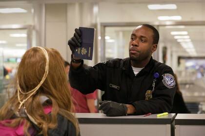 Para acceder al programa, se requiere solicitud online, pago de tarifa, verificación de antecedentes y una entrevista presencial, que suele ser el principal cuello de botella por la alta demanda