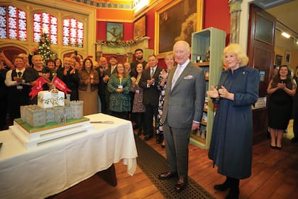 Para acompañar a su marido en su día especial, la Reina eligió un diseño de la británica Anna Valentine que ya había usado en otras ocasiones, al igual que los guantes de cuero –de Sermoneta Gloves–, las botas altas –de Russell and Bromley– y el broche con forma de puerro, que perteneció a Isabel II