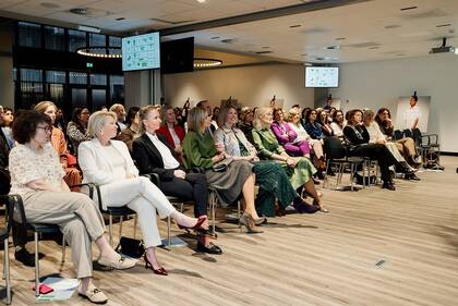 Para acompañar el look, la reina llevó un par de stilettos grises y una cartera que hacía juego (Foto: Instagram @koninklijkhuis)