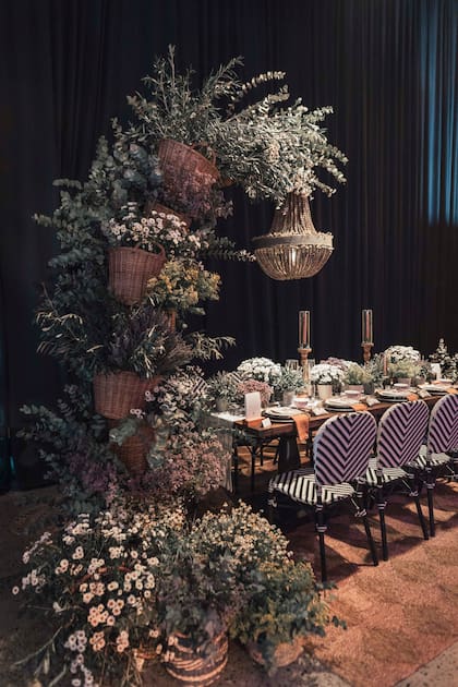 Para acompañar la mesa, crearon un semiarco decorado con una serie de canastos inspirados en los que veían al ingresar a cada local del pueblito de Gordes en Francia.