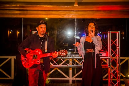 Para acompañar la velada, un dúo musicalizó la noche con algunos covers de Amy Winehouse y otros temas de folk.