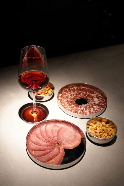 Para acompañar los vinos, ofrecen variedad de charcutería artesanal