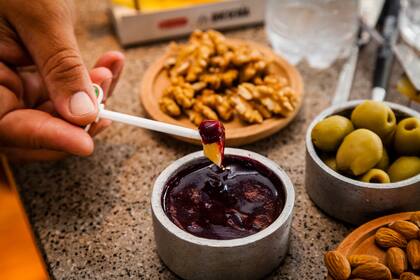 Para acompañar y contrastar los sabores de los quesos había almendras, nueces, aceitunas, mermeladas y miel.