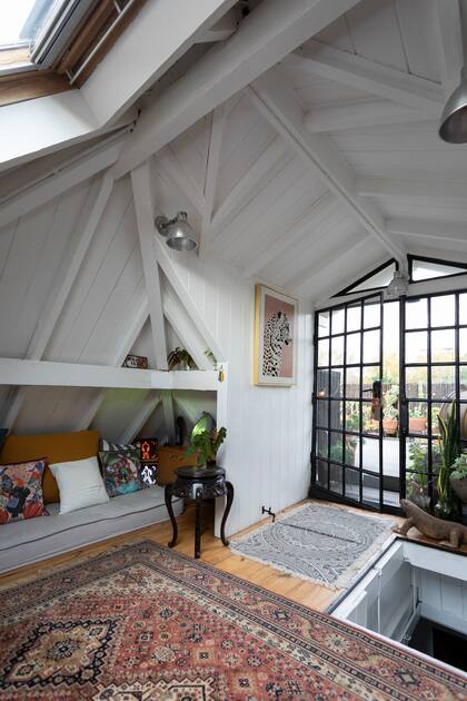 Para acondicionar el espacio se revistió el interior con lana de vidrio, paneles acústicos y madera de pino