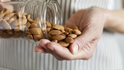 Para adquirir todas las propiedades de los frutos secos, lo mejor es dejarlos en remojo unas horas antes