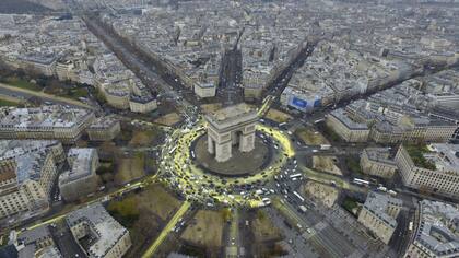 Para advertir sobre el calentamiento, Greenpeace simuló el sol en el Arco del Triunfo