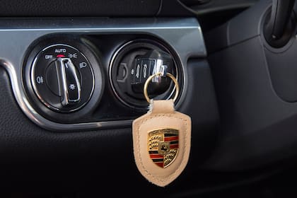 Para ahorrar algunos milímetros de cable eléctrico y reducir el peso del rodado, Porsche movió la llave de arranque al lado izuiqerdo.