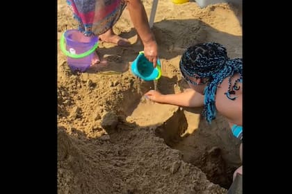 Para ahorrar dinero, construyeron un espacio cómodo en la playa (Captura video)