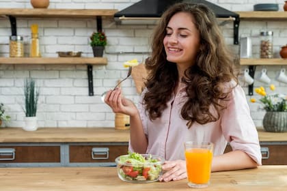 Para alcanzar el peso saludable la alimentación es clave, ya que aparece como uno de los principales factores