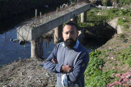 Para Alejandro, la escuela tiene la "obligación moral" de estar atenta a las necesidades de su comunidad; el asentamiento La Matera linda con un arroyo y suele inundarse