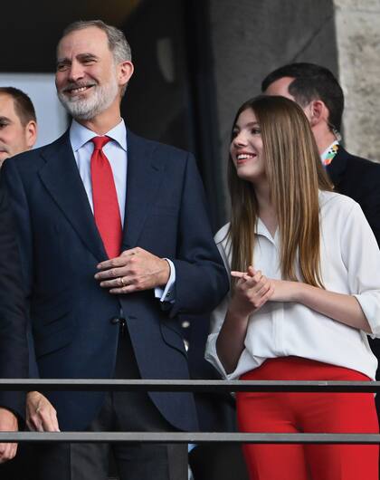 Para alentar a su país, el rey y su hija sumaron rojo, uno de los colores de la bandera española, a sus outfits.