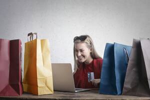 Para algunas personas, un día de "terapia de compras" puede ser la solución perfecta para sentirse mejor consigo mismas (Foto ilustrativa: PEXELS)
