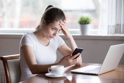 Para aliviar la carga de estrés que se puede tener al recibir mensajes en celulares o computadoras, se sugieren "recreos" cortos 