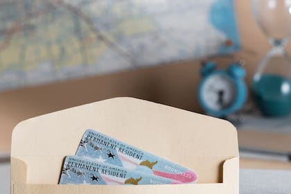 Para aplicar a la residencia permanente, el familiar debe poder demostrar que ha estado físicamente presente en territorio estadounidense de manera ininterrumpida durante un mínimo de un año