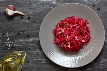 Para aprovechar al máximo los beneficios de la remolacha, lo ideal es consumirla cruda, rallada en ensaladas, asada o en jugos