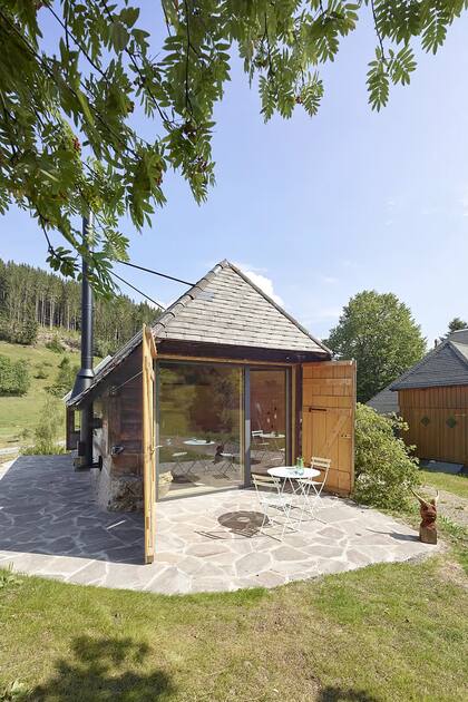 Para aprovechar el marco natural en el que se encuentra ubicada, la casa tiene tres terrazas.