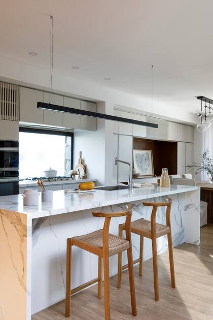 Para aprovechar la isla se eligieron unas banquetas (Marini). Piezas de cerámica artesanal en bizcocho (Antes Pella).