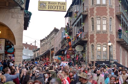 Para aquellos que disfrutan del espectáculo y del terror más moderno, el Eureka Springs Zombie Crawl es una cita imperdible (Eureka Springs Zombie Crawl)