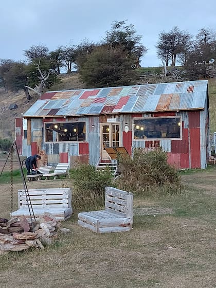 Para armar las habitaciones, restaurante y demás áreas públicas de Estancia Bonanza, Federico eligió la arquitectura en chapa, típica de la Patagonia