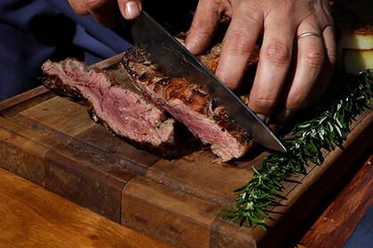 Para asar la pestaña en El Mercado se utiliza quebracho colorado de bosques chaqueños de recolección