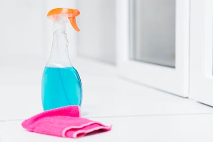 Para asegurar la desinfección, se debe rociar los productos de limpieza y pasar un paño limpio
