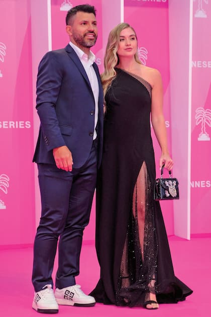 Para asistir a la alfombra de Cannes, para lapresentación de la serie documental, Sofía llevó un vestido by Gorof y una cartera Dolce &
Gabbana.
