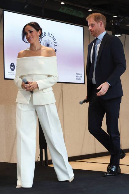 Para asistir a la Cumbre de Padres de la Fundación Archewell, en Nueva York, Meghan llevó con un conjunto de blazer off shoulder y pantalón de Altuzarra, zapatos de Aquazzura, pendientes de esmeraldas y zafiros de Sarah Hendler y una gargantilla de esmeraldas de Logan Hollowell.