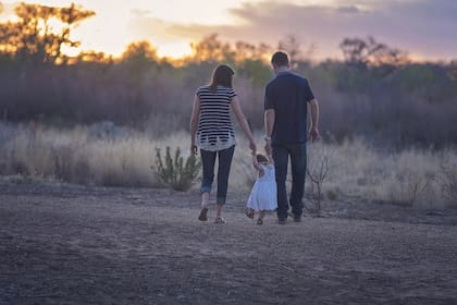 Cuando un niño detecta una alianza entre los padres, es más propenso a sentirse afuera si percibe el ocultamiento de una verdad