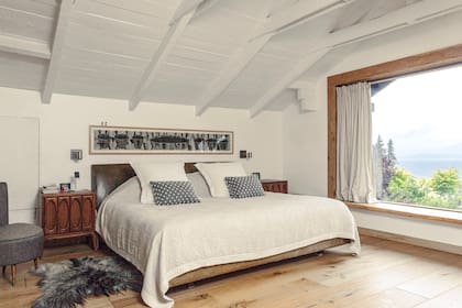 Para cambiar el estilo, pintó de blanco el techo del dormitorio, donde también medita, una práctica esencial en su vida. En blanco y negro, otra obra de Ibrahim Miranda.