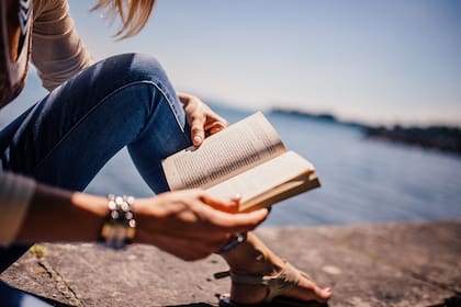 Reservar una hora para sí mismo cada día, por lo menos. Para leer, para meditar, caminar, para ir a tomar un café a la esquina, pero solo