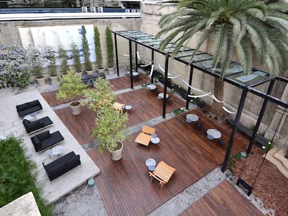 Para Casa FOA 2015, en una gran casona de la calle Basavilbaso, con las mismas socias hizo este espacio exterior que ganó la medalla de oro al paisajismo.