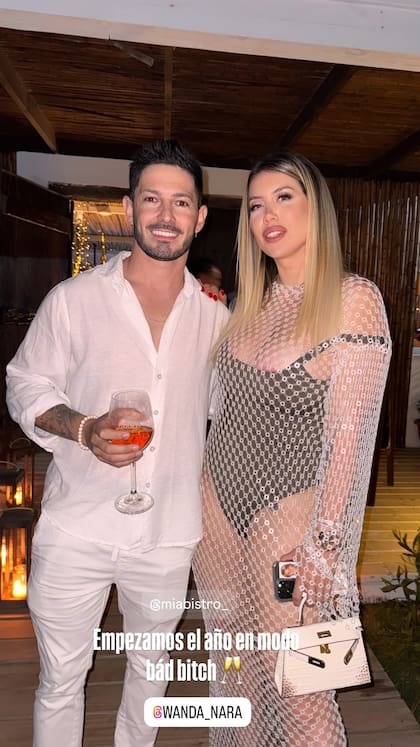 Para celebrar el Año Nuevo, Wanda apostó por las transparencias con un vestido que dejaba al descubierto el body que llevaba debajo. En la imagen se la ve junto al relacionista público Obrayan Delgado, de Mia Bistró, el lugar en la parada 20 de La Brava que la mediática eligió para festejar con sus seres queridos