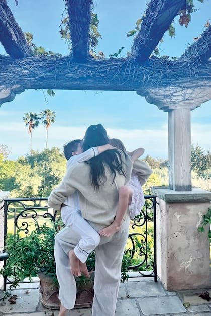 Para celebrar el Día de la Madre, la duquesa de Sussex publicó en sus redes una foto con sus hijos Archie y Lilibet.