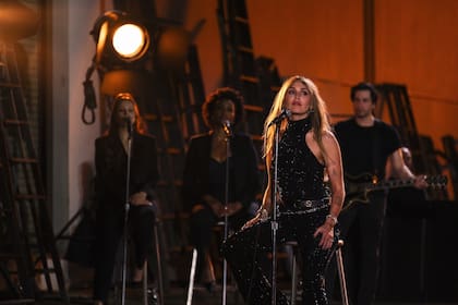 Para cerrar, Cyrus presentó su nueva canción "Younger You"