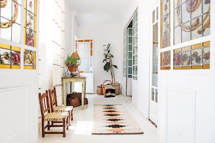 La escalera que vimos más arriba conecta con este pasillo, que da a los cuartos. Para cerrarlos y darles intimidad utilizaron frentes de vidrio repartido restaurados. La maravilla de sus antiguos dibujos y colores tiene el realce que se merece contra las nuevas superficies blancas.