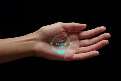 Para ciertas interacciones las órdenes verbales no alcanzan, así que AI PIn puede proyectar controles sobre la mano con un láser; al mover la palma se elige entre las opciones posibles